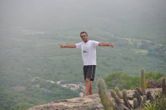 Planície sertaneja verdinha, vista do alto da Pedra dos Ventos, em Quixadá, no sertão do Ceará